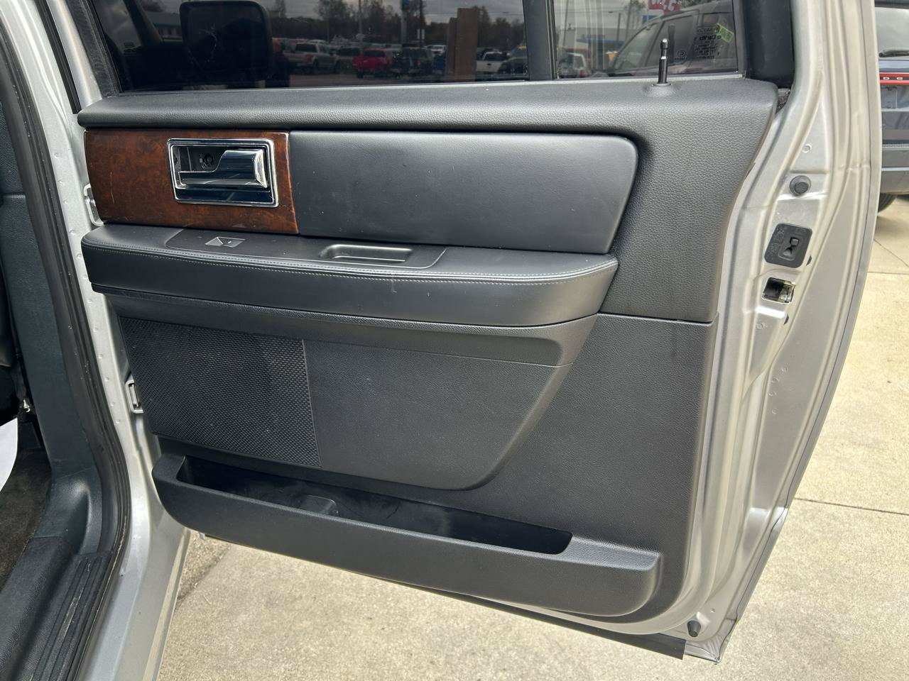Used 2016 Lincoln Navigator L Select RWD image 16