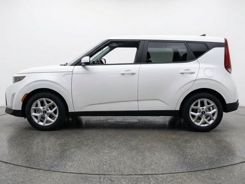 Used 2025 Kia Soul LX w/ LX Technology Package FWD image 7