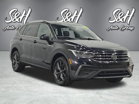 Used 2023 Volkswagen Tiguan SE image 2