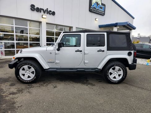 Used 2012 Jeep Wrangler Unlimited Sahara w/ Dual Top Group image 9