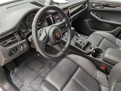 Certified 2025 Porsche Macan image 4