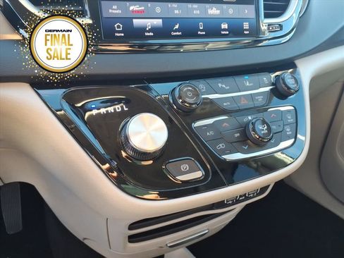 Used 2024 Chrysler Pacifica Touring-L image 18