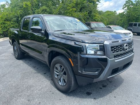 Used 2025 Nissan Frontier SV RWD image 2