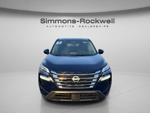 Used 2025 Nissan Rogue SV image 2