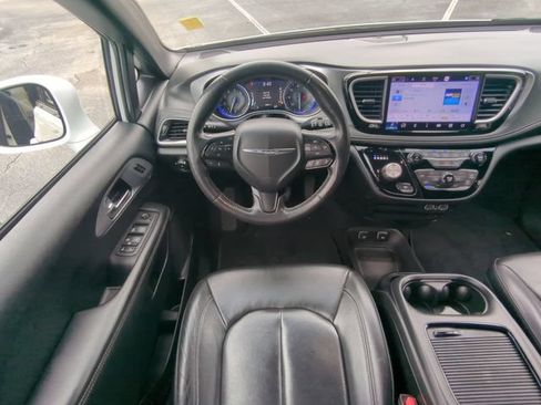 Used 2021 Chrysler Pacifica Touring-L w/ Premium & Safety Sphere Group FWD image 20