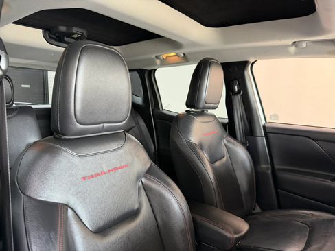 Used 2016 Jeep Renegade Trailhawk w/ Premium Trailhawk Package AWD/4WD image 28