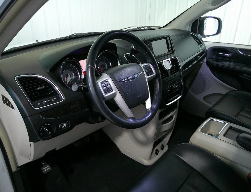 Used 2014 Chrysler Town & Country Touring FWD image 17