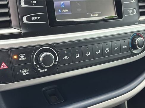 Used 2017 Toyota Highlander LE w/ Carpet Mat Package image 23