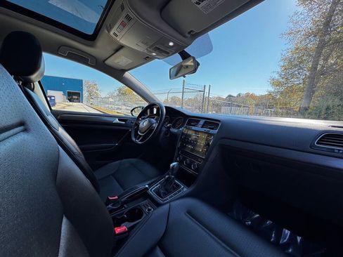 Used 2018 Volkswagen Golf SE image 10