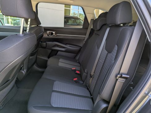 Used 2023 Kia Sorento LX image 16