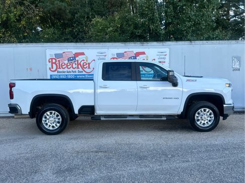Used 2024 Chevrolet Silverado 2500 LT image 2