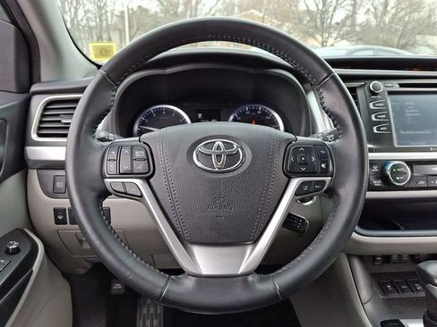 Used 2019 Toyota Highlander XLE image 21