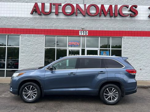 Used 2019 Toyota Highlander XLE AWD/4WD image 3