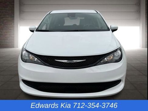 Used 2023 Chrysler Voyager LX image 10