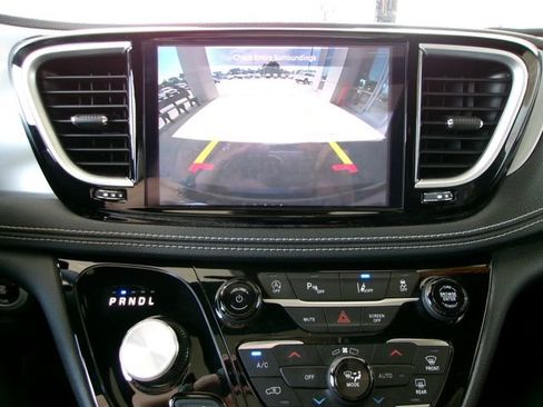 Used 2025 Chrysler Pacifica Limited FWD image 16