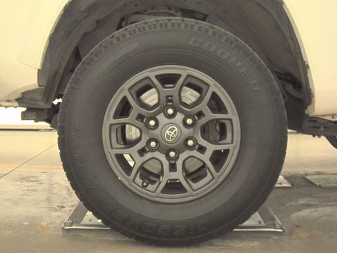 Used 2017 Toyota Tacoma SR5 image 9