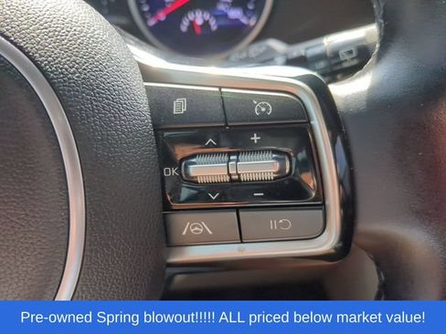 Used 2022 Kia Carnival LX FWD image 27