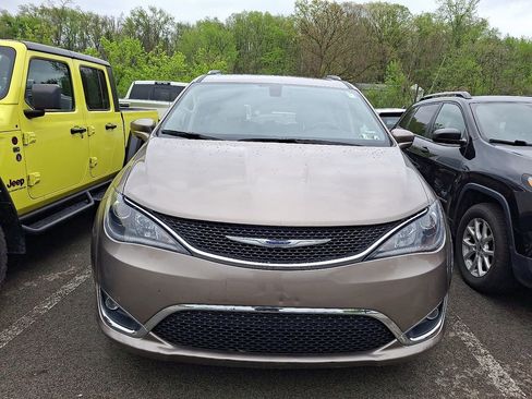 Used 2018 Chrysler Pacifica Touring-L FWD image 2