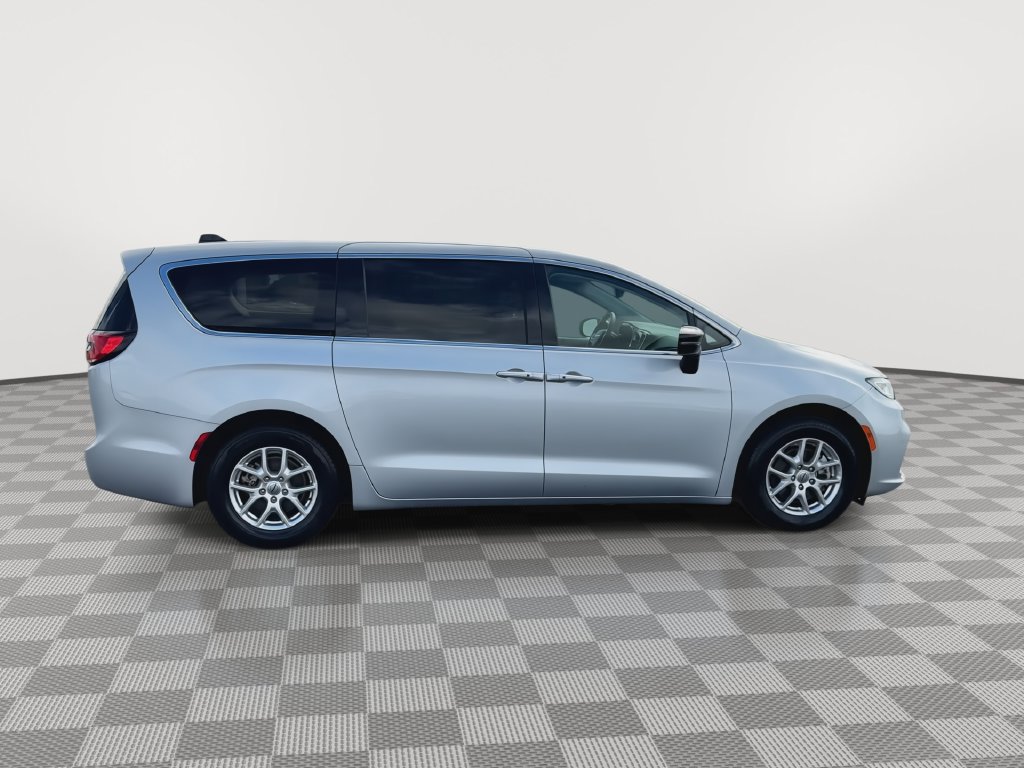 Used 2024 Chrysler Pacifica Touring-L FWD image 9