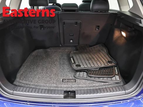 Used 2022 Volkswagen Taos SE w/ Panoramic Sunroof Package FWD image 9
