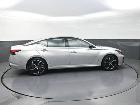 Used 2024 Nissan Altima 2.5 SR FWD image 9