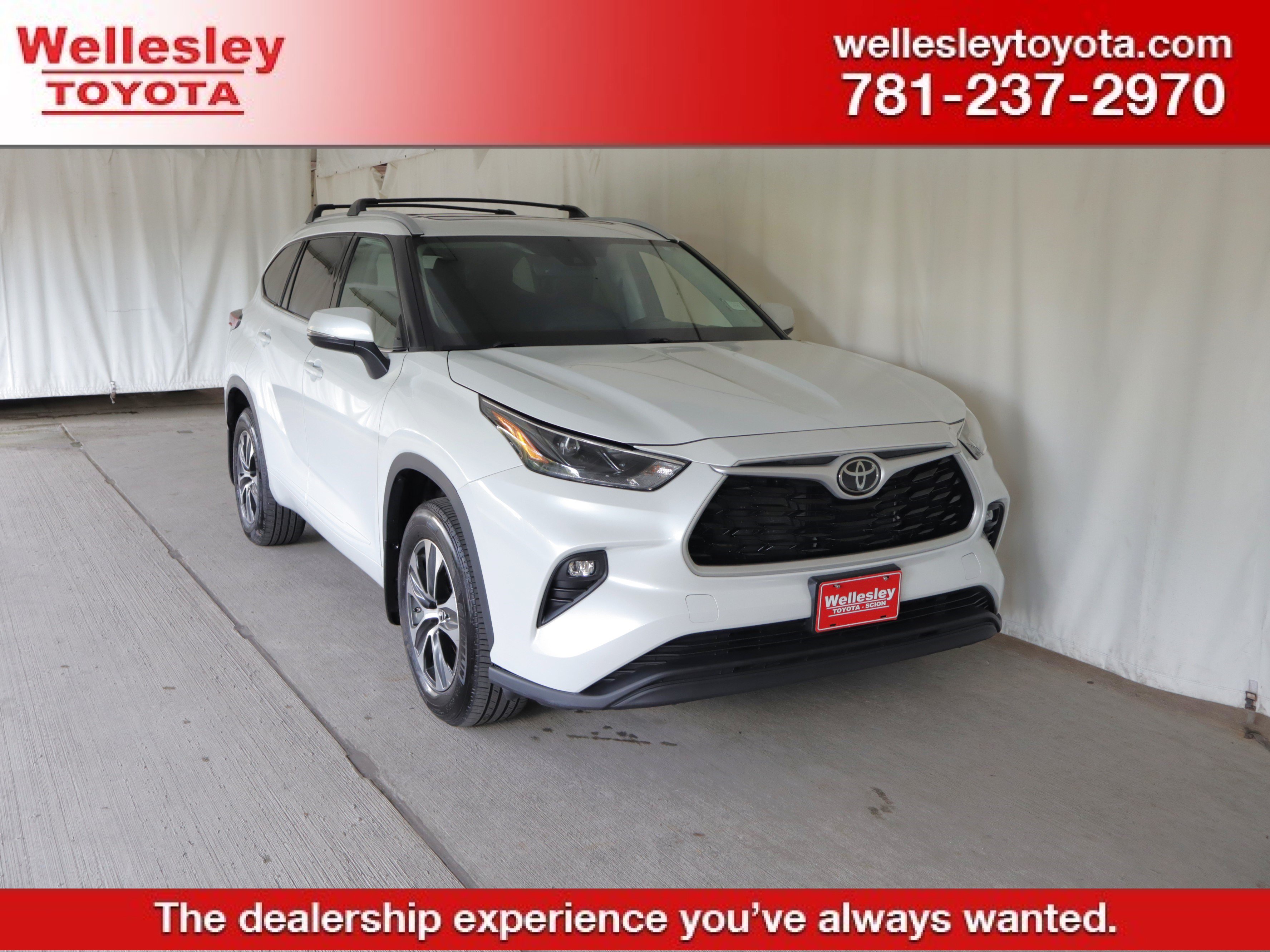 Used 2022 Toyota Highlander XLE AWD/4WD image 1