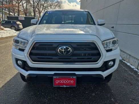 Used 2019 Toyota Tacoma SR5 w/ SR5 Appearance Package (SM) image 3