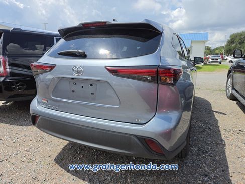 Used 2024 Toyota Highlander LE FWD image 7