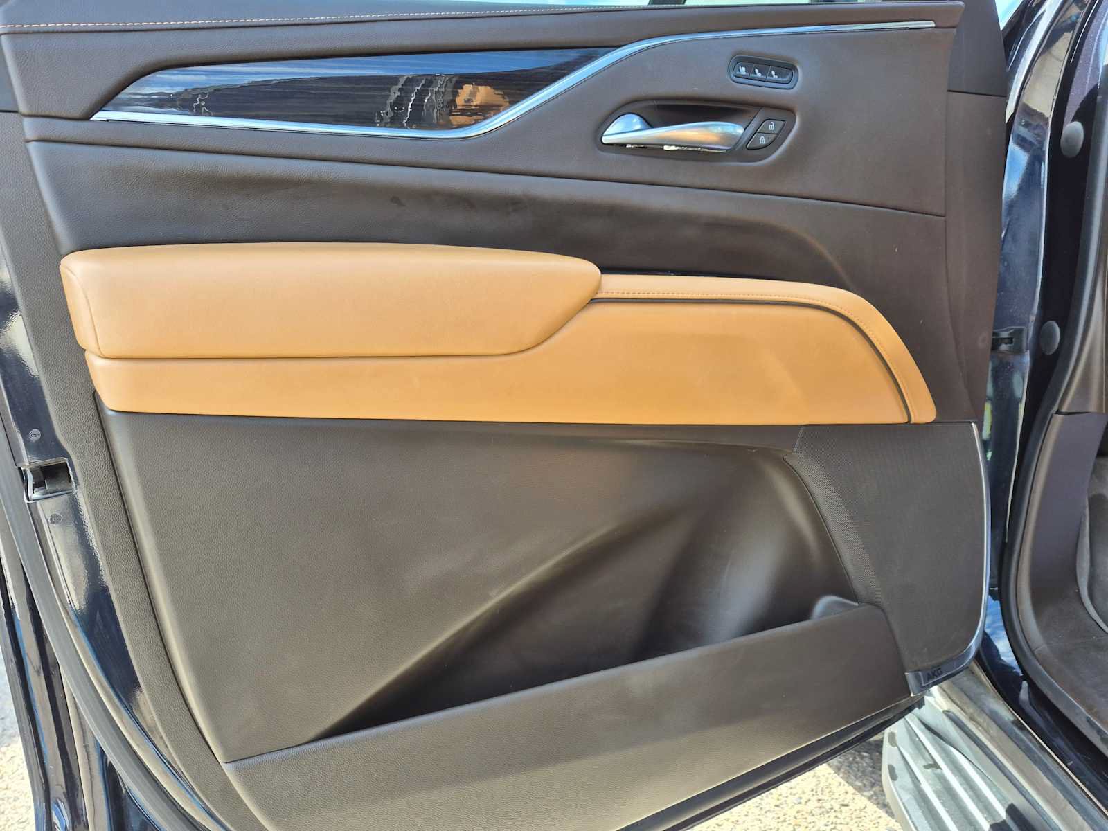Used 2021 Cadillac Escalade ESV Premium Luxury w/ Driver Assist Tech Package AWD/4WD image 13