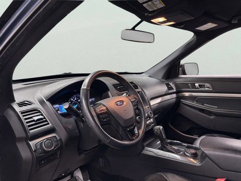 Used 2018 Ford Explorer XLT w/ Equipment Group 202A image 11
