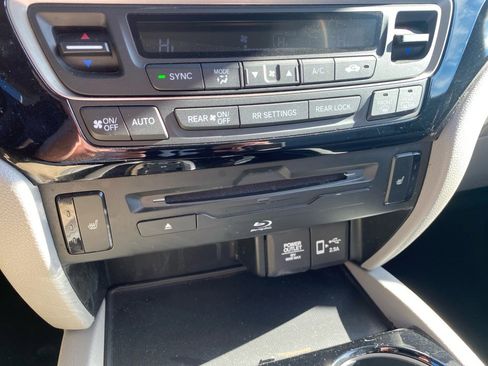 Used 2020 Honda Pilot Touring image 21