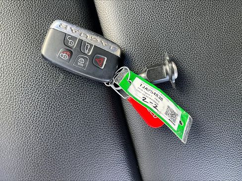 Used 2018 Jaguar F-PACE Premium image 11