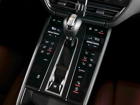Certified 2023 Porsche Macan AWD/4WD image 17