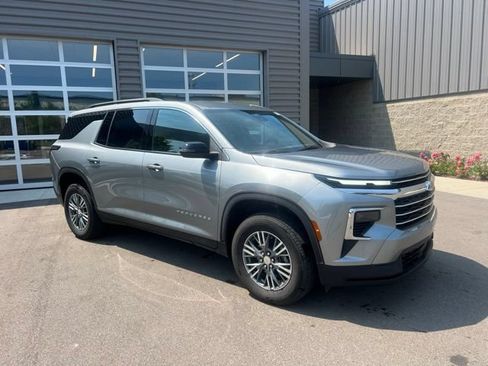 Used 2025 Chevrolet Traverse LT FWD image 3