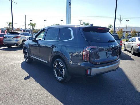Used 2025 Kia Telluride EX w/ EX Captain's Chair Package image 4