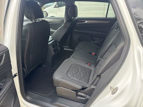 Used 2024 Volkswagen Atlas Cross Sport SE image 10