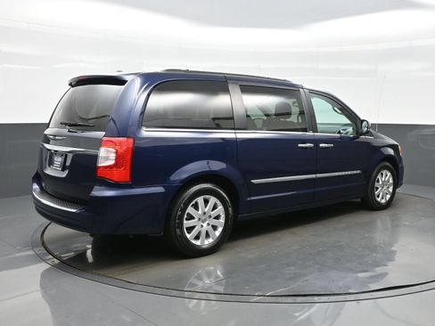 Used 2012 Chrysler Town & Country Touring-L w/ Entertainment Group #2 FWD image 6