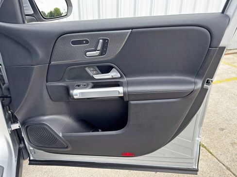 Used 2021 Mercedes-Benz GLB 250 4MATIC w/ Premium Package image 43