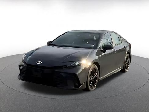 Used 2025 Toyota Camry SE image 3