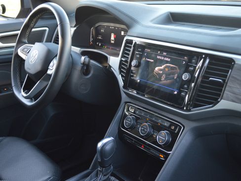 Used 2022 Volkswagen Atlas Cross Sport SE image 36