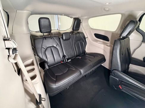 Used 2023 Chrysler Pacifica Touring-L FWD image 9