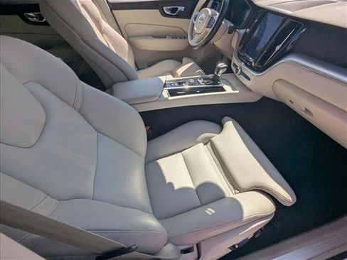 Used 2019 Volvo XC60 T5 Momentum w/ Multimedia Package FWD image 21