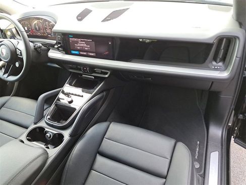 Certified 2025 Porsche Cayenne AWD/4WD image 19
