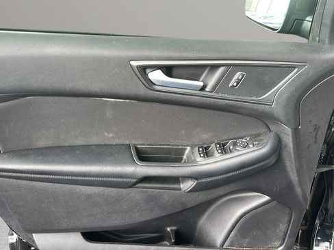 Used 2018 Ford Edge SE FWD image 18