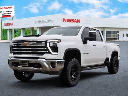 Used 2025 Chevrolet Silverado 2500 LTZ w/ LTZ Convenience Package AWD/4WD image 2