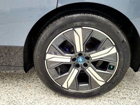 Used 2022 BMW iX xDrive50 w/ Premium Package image 9