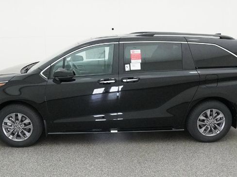 New 2026 Toyota Sienna XLE FWD image 4
