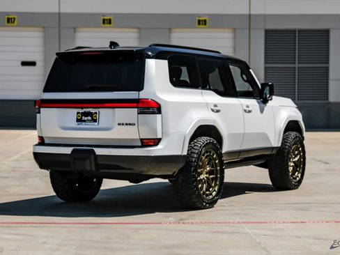 Used 2025 Lexus GX 550 w/ Accessory Package (2T) image 16