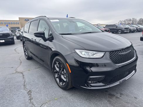 Used 2025 Chrysler Pacifica Limited image 4