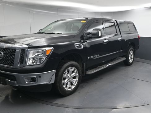 Used 2017 Nissan Titan SV image 4
